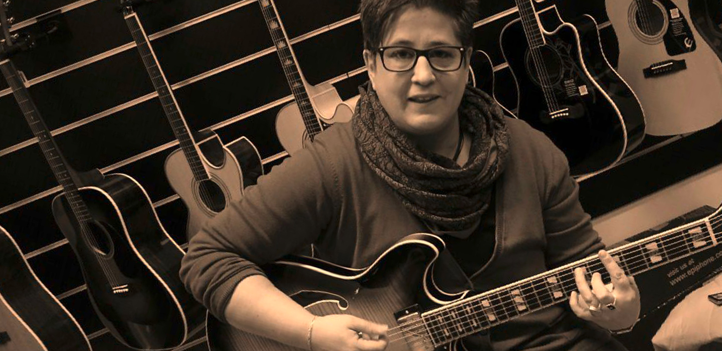 Sandra Bronder ist Liedermacherin, Sängerin und Gitarristin aus der Südwestpfalz.